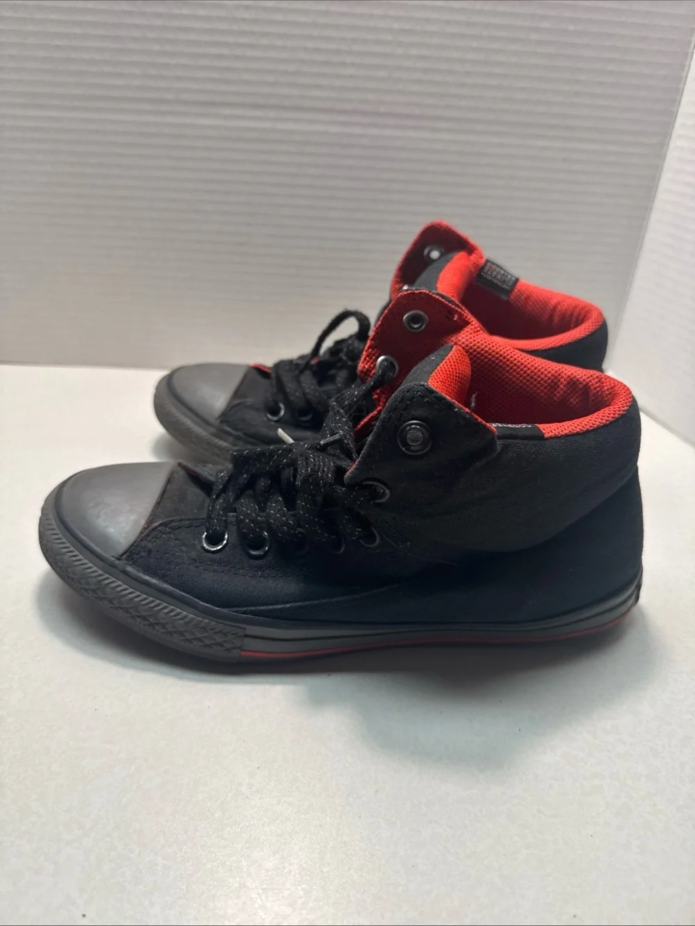 Converse chuck Taylor All Star High Top Sneaker Youth US Size 5 - Black - Red